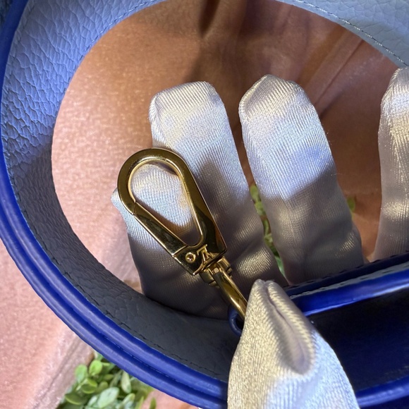 NWT Louis Vuitton Capucines MM Top Handle Bag Two-Tone Blue Leather - Picture 9 of 13